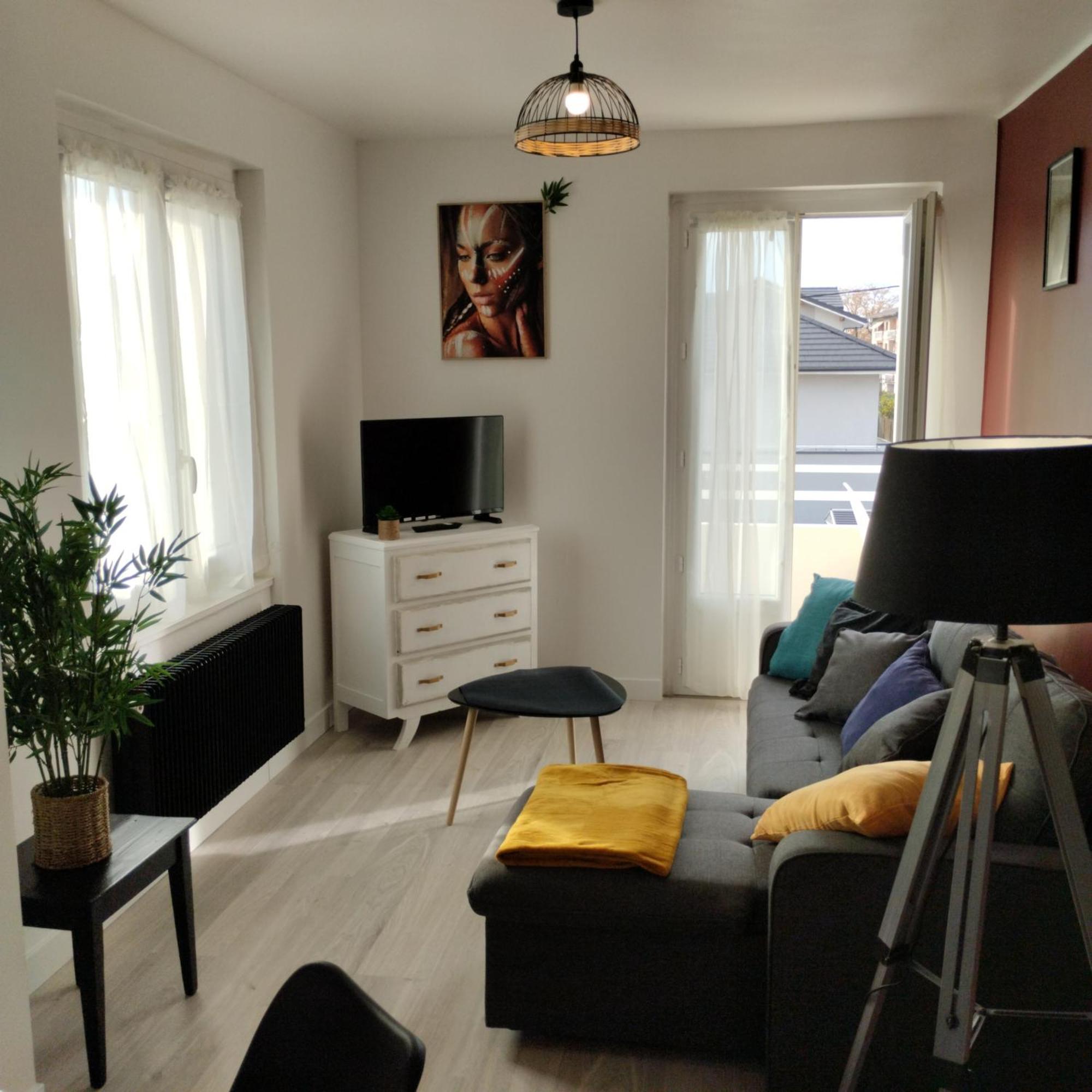 Appartement Verdoyant Au Bord Du Lac Leman Entre Evian Et Thonon Dans Une Villa Publier Exterior photo